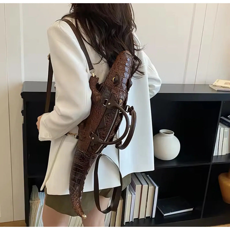 Bolso Cafe Con Forma Y Textura Cocodrilo O Caiman Chocolate Cocodrilo Dorado Café